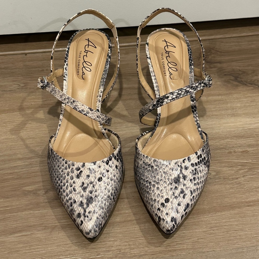 NWT Abella True Comfort Heels Size 9, Pointed Toes Adjustable Strap Cobra Print!